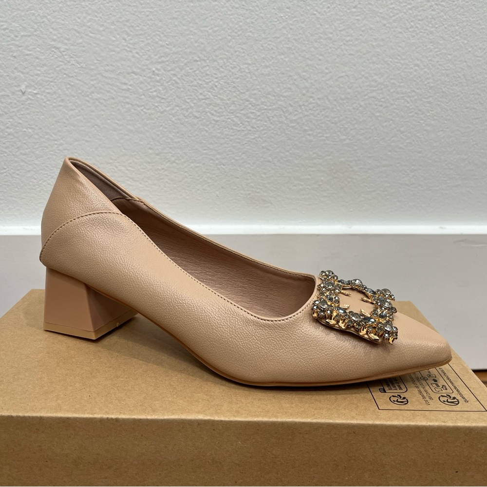 Very elegant low heel size 7.5(38) soft and comfortable